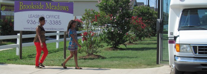 students loading off campus shuttle