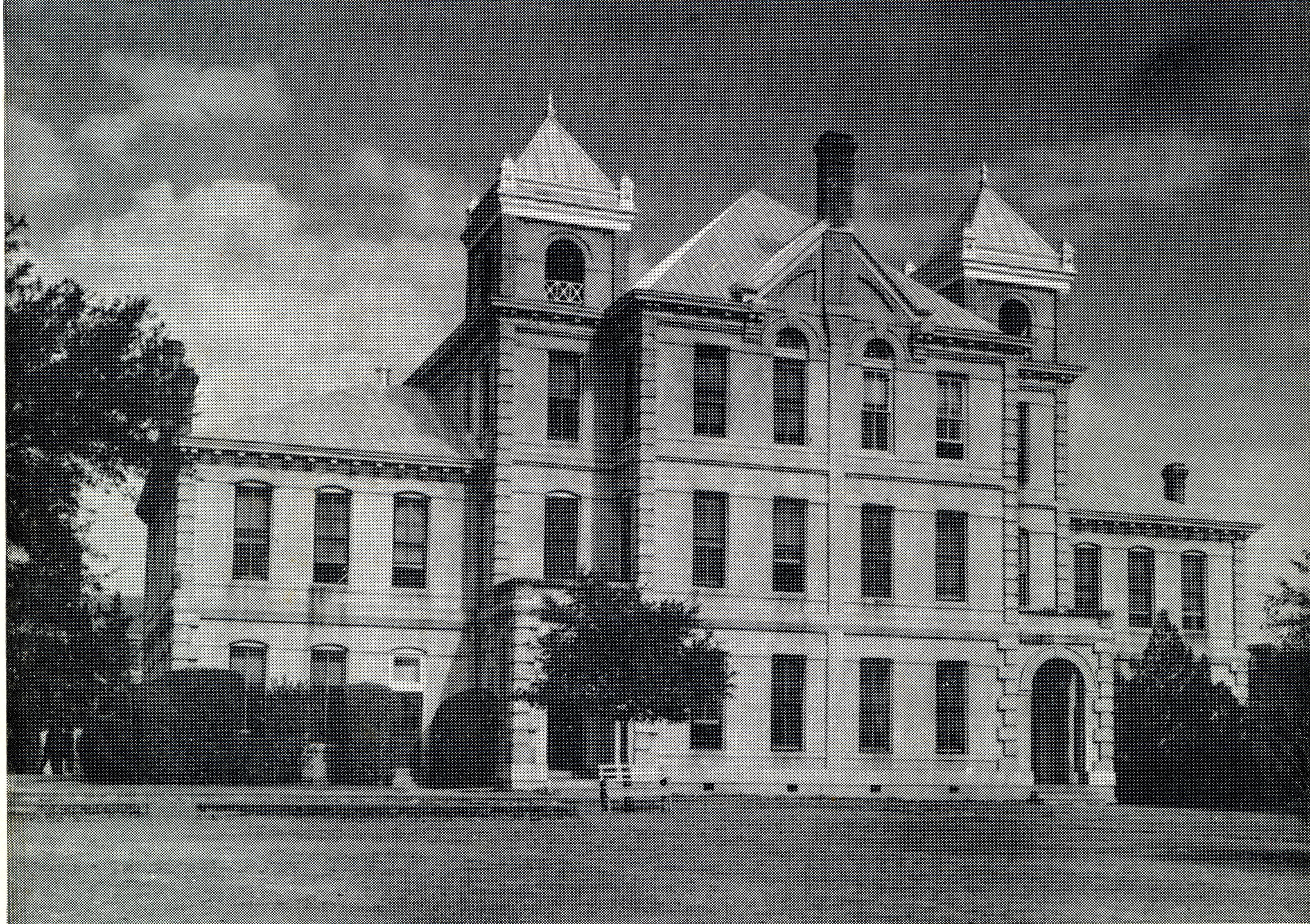 black and white photo of 1940 PVAMU Administration building