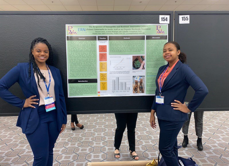 Sophomore biology majors Ineceia Carter (left) and Ayanna Montegut (right).